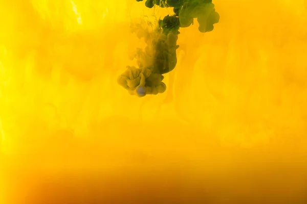 Full Frame Image Mixing Yellow Green Paints Splashes Water — Stock Photo, Image