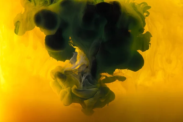 Повнокадрове Зображення Змішування Жовтих Зелених Чорних Чорнил Воді — стокове фото