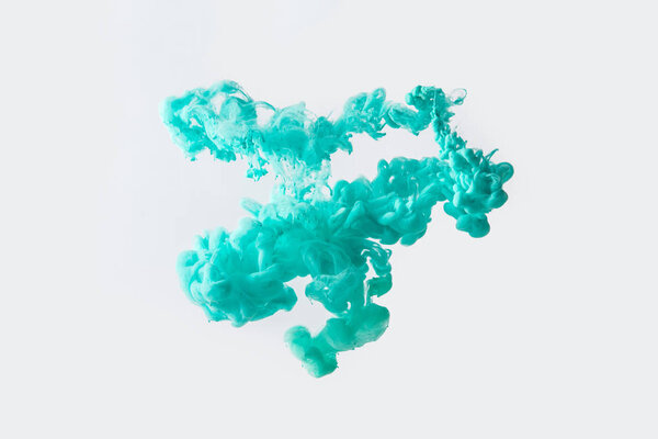 близкий обзор яркого бирюзового брызга краски в воде, изолированной на сером
