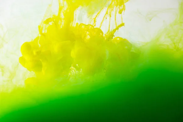 Visão Perto Mistura Manchas Tintas Verdes Amarelas Água Isolada Cinza — Fotografia de Stock
