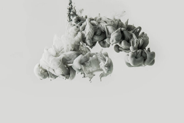 Закрыть вид ярко светло-серой краски всплеск в воде изолированы на сером
