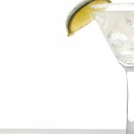 Vue rapprochée de cocktail margarita rafraîchissant avec morceau de citron vert et glace sur la table sur blanc