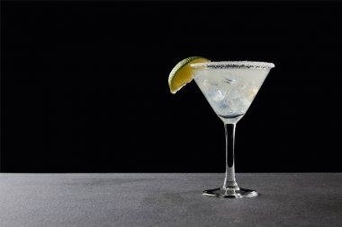 lezzetli margarita kokteyl limon ve buz ile bakış siyah masa üzerinde kapatın