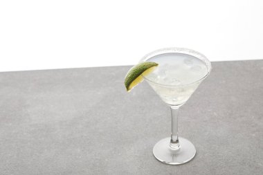 kireç ve buz üzerinde beyaz masa üzerinde alkol margarita kokteyl serinletici görünümü kadar kapatın