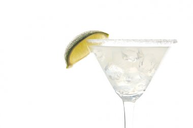Margarita kokteyl limon parça ve buz üzerinde beyaz izole görünümünü kapat