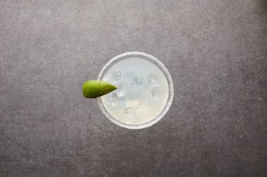 alkol margarita kokteyl limon parça ve buz ile üstten görünüm gri yüzeyi