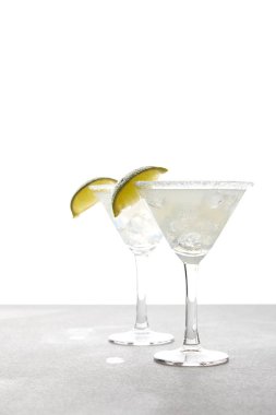alkol margarita kokteyl limon ile bakış beyaz gri yüzeyi kapatın