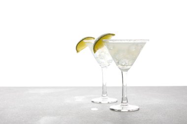 alkol margarita kokteyl limon ile bakış beyaz gri yüzeyi kapatın
