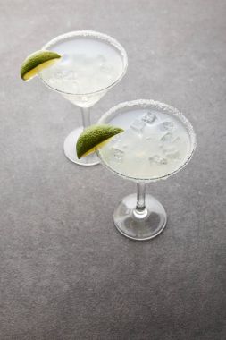 soğuk margarita kokteyl kireç parçaları ile görünümü gri masa üzerinde kadar kapatın