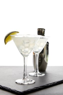 alkol margarita kokteyl kireç ve shaker ile bakış beyaz gri yüzeyi kapatın
