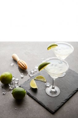 Margarita kokteyl kireç parçaları ve ahşap sıkacağı ile bakış beyaz gri yüzeyi kapatın