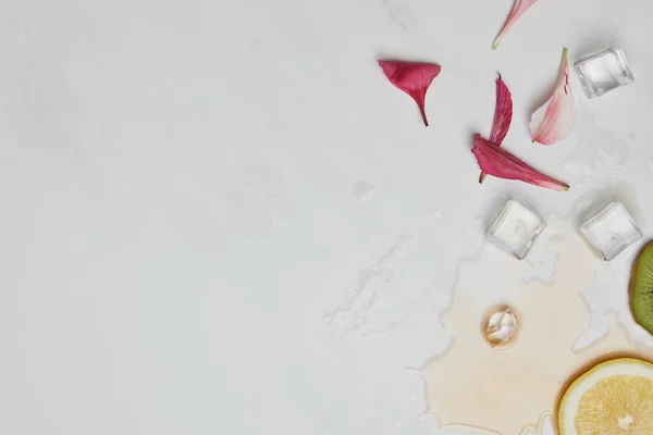 Плоска Лежала Пелюстками Квітів Кубиками Льоду Лимоном Ківі Білому Столі — стокове фото