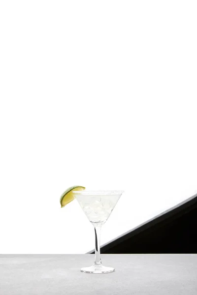 Nahaufnahme Von Margarita Cocktail Mit Limette Und Eis Auf Tischplatte — kostenloses Stockfoto