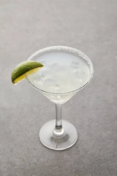 Närbild Bild Alkohol Cocktail Med Lime Bit Och Grå Yta — Stockfoto