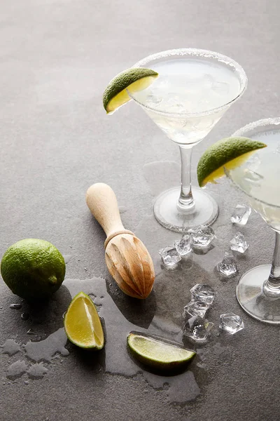 Close View Alcohol Cocktails Pieces Lime Ice Cubes Wooden Squeezer — Stock Photo, Image