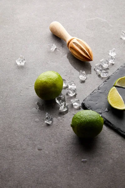 Close View Wooden Squeezer Limes Ice Cubes Cocktail Grey Surface — Stock Photo, Image
