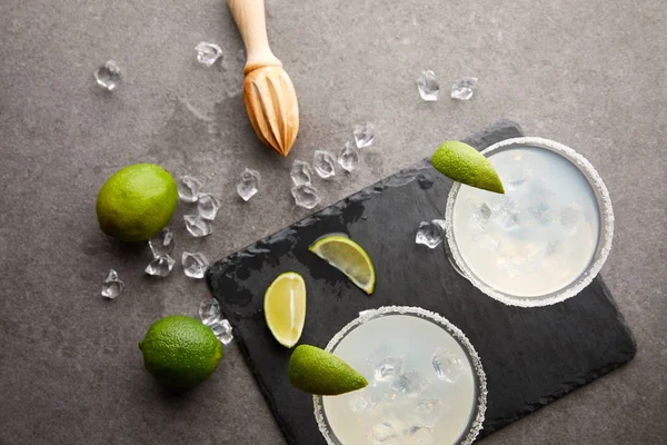 Top View Margarita Cocktails Pieces Lime Ice Cubes Wooden Squeezer — Stock Photo, Image