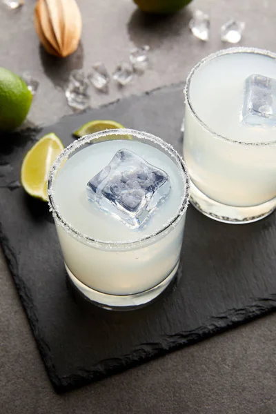 Närbild Bild Trä Squeezer Uppfriskande Syrlig Cocktailar Med Lime Och — Stockfoto