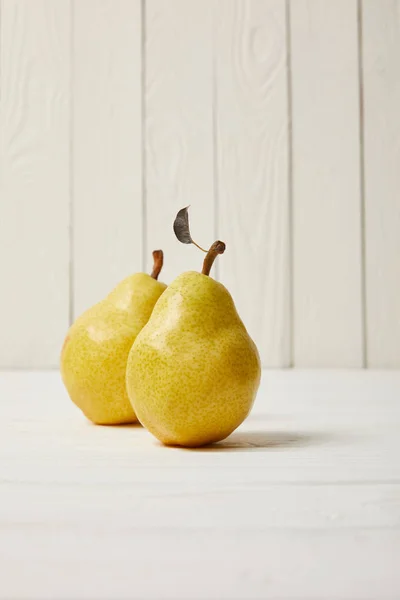 Dos Peras Orgánicas Amarillas Sobre Fondo Madera — Foto de Stock