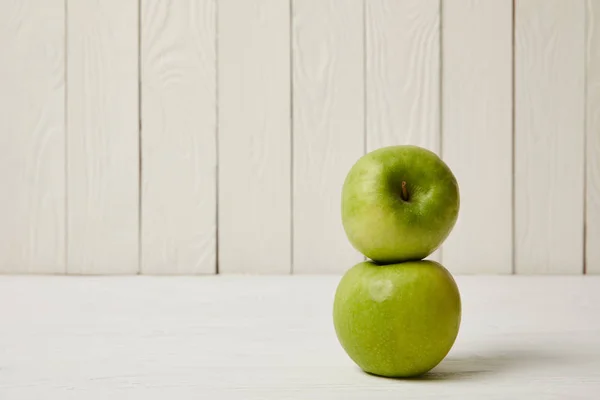 Dos Manzanas Verdes Frescas Crudas Sobre Fondo Madera Con Espacio — Foto de Stock