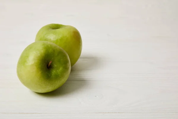 Manzanas Verdes Frescas Crudas Sobre Fondo Madera — Foto de Stock