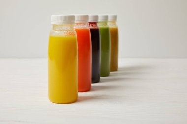 satırda ayakta şişelerde organik Detoks smoothies  