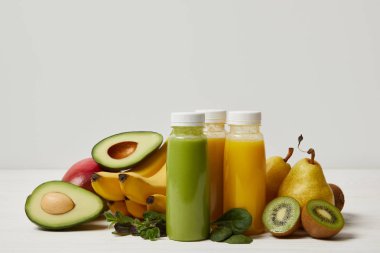taze Detoks meyve ve beyaz arka plan üzerinde smoothies  