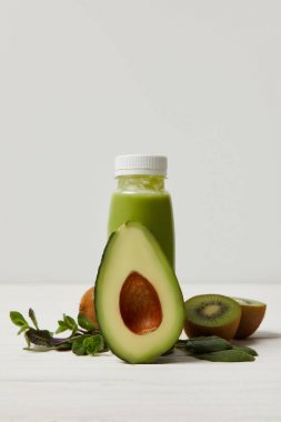 avokado, kivi ve nane beyaz tahta yüzeyi ile yeşil Detoks güler yüzlü   