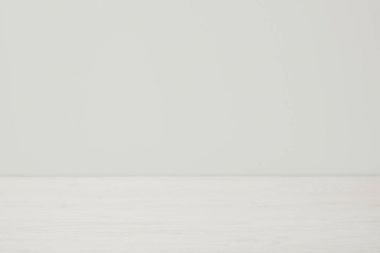 Beyaz duvar ile boş ahşap yüzey