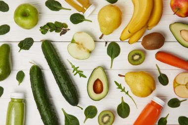 düz lay renkli taze meyve ve sebze ve ahşap arka plan üzerinde smoothies ile şişe ile