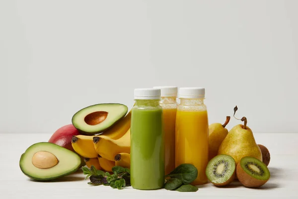 Frische Detox Früchte Und Smoothies Auf Weißem Hintergrund — Stockfoto