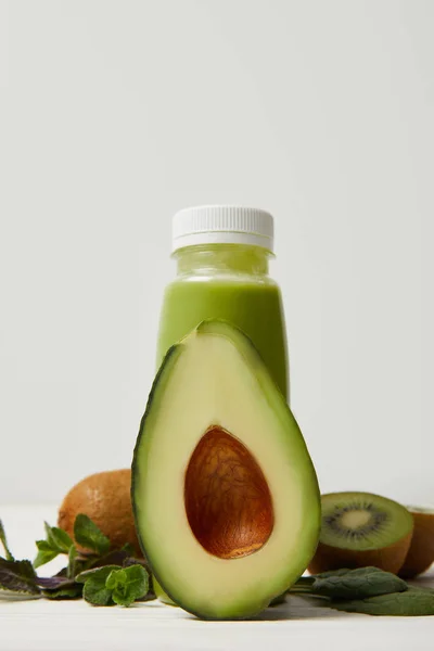 Grüner Smoothie Mit Frischer Avocado Kiwi Und Minze Auf Holzoberfläche — kostenloses Stockfoto