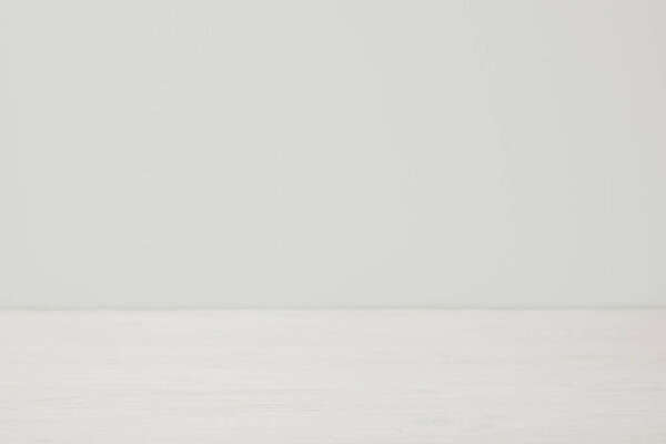 Пустая деревянная поверхность с белой стеной
