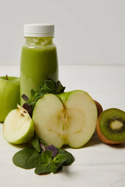 Botella Batido Desintoxicante Verde Con Manzanas Kiwi Menta Superficie Madera — Foto de Stock