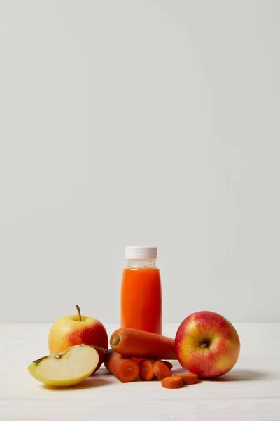 Garrafa Smoothie Desintoxicação Com Maçãs Cenouras Superfície Madeira Branca — Fotografia de Stock