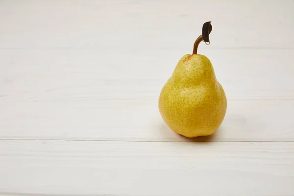 One Fresh Juicy Pear Wooden Background — Stock Photo, Image