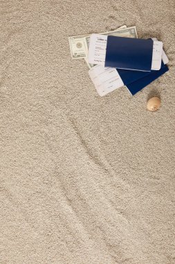 kum üzerinde düzenlenmiş pasaport, Bilet ve Doları banknot Üstten Görünüm