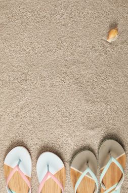 düz lay yaz flip flop ve kum üzerinde seashell ile