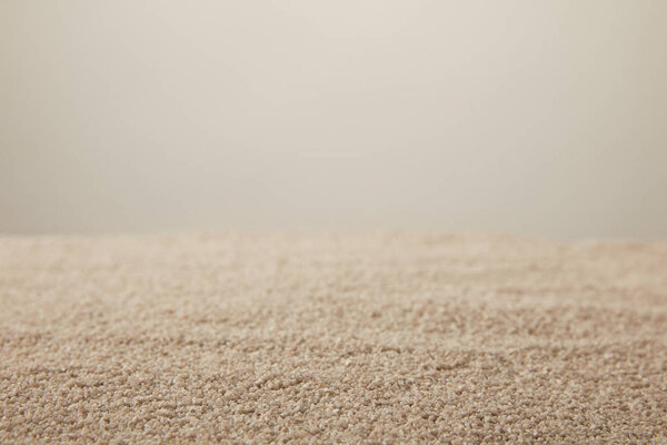 близкий вид текстуры песка на сером фоне
