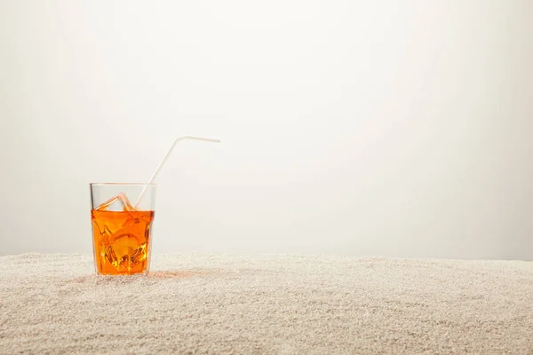 Nahaufnahme Des Erfrischenden Cocktails Mit Eis Und Stroh Auf Sand — Stockfoto