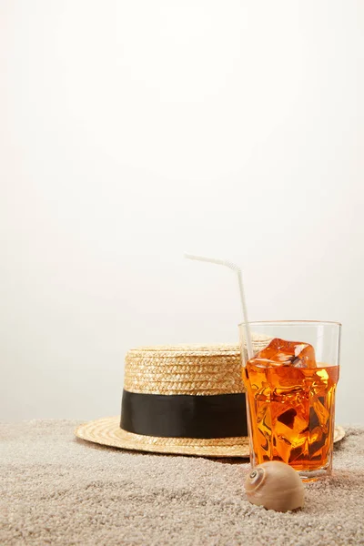 Close View Straw Hat Refreshing Cocktail Ice Sand Grey Backdrop — Stock Photo, Image