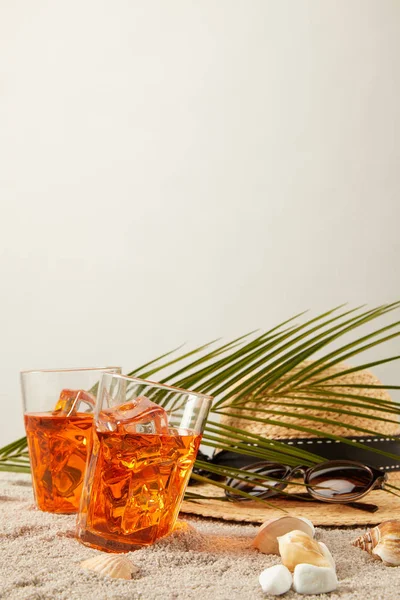 Stäng Upp Stråhatt Cocktails Snäckskal Solglasögon Och Palmblad Sand Grå — Stockfoto