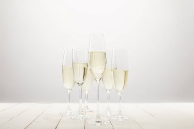 Şampanya bardağı closeup görünümünü Beyaz ahşap tablo 