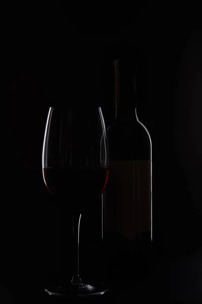 Gros Plan Bouteille Verre Avec Vin Rouge Isolé Sur Fond — Photo