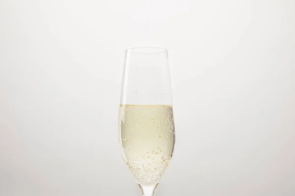 Champagne Glas Med Bubblor Isolerad Vit Bakgrund — Stockfoto