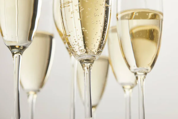 Beskuren Bild Champagneglas Med Bubblor Isolerad Vit Bakgrund — Stockfoto