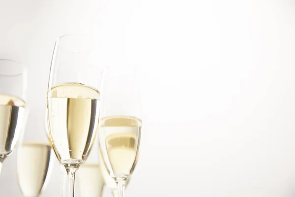 Vue Rapprochée Verres Champagne Isolés Sur Fond Blanc — Photo