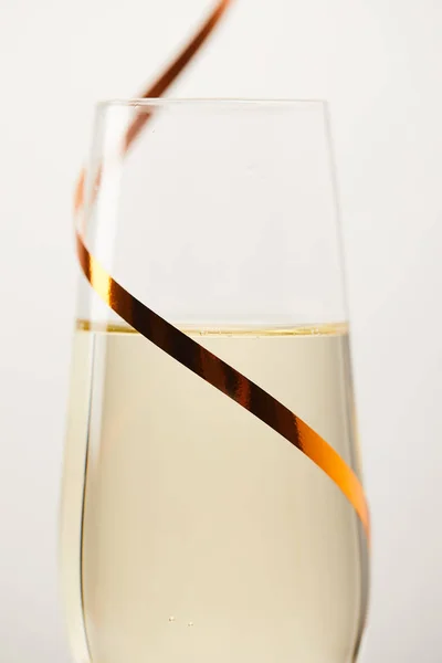 Champagne Glas Verpakt Door Lint Geïsoleerd Een Witte Achtergrond Concept — Stockfoto