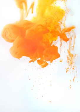 akan ile sanatsal arka plan turuncu boya, üzerinde beyaz izole