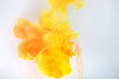 Sarı akan ile sanatsal arka plan ve gri izole turuncu boya